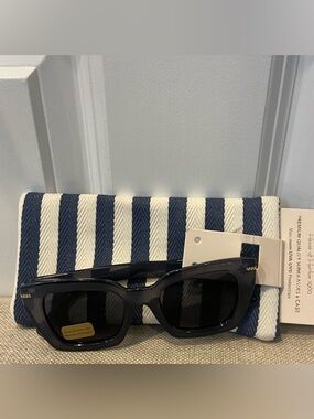 NWT House of Harlow 1960 Blue Sunglasses with Woven Case